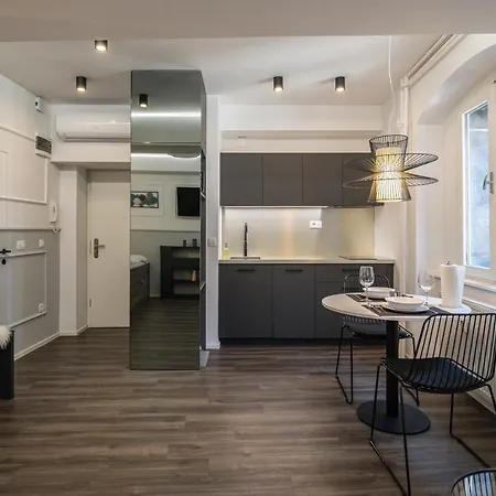 Strict * לובליאנה