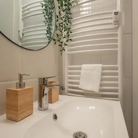 Strict Apartament