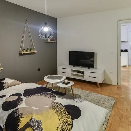 Strict Apartament *