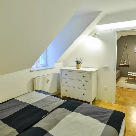 Strict Apartament