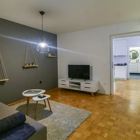 Strict * לובליאנה